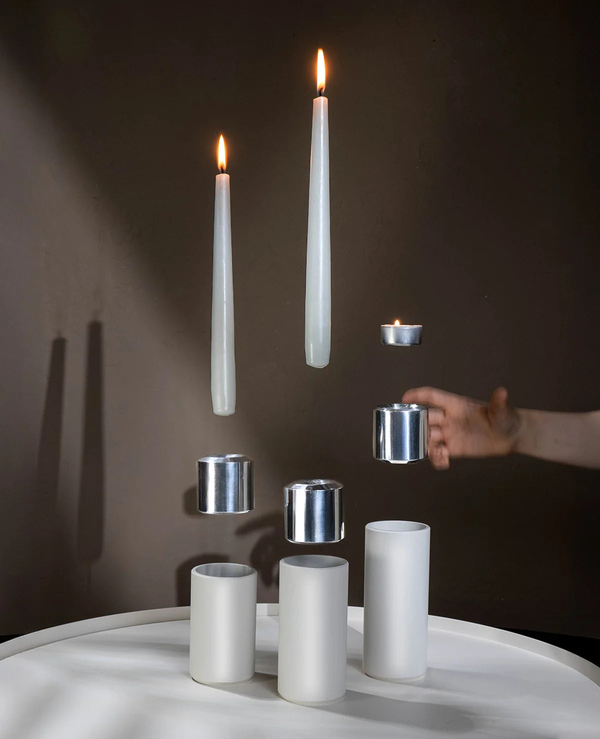 Twist Kerzenhalter in Einzelteilen – verständliche Darstellung des 2-in-1 Designs für Stabkerze und Teelicht