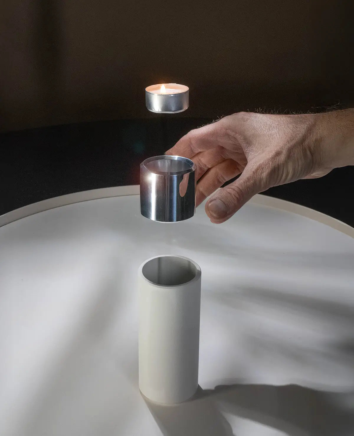 Explosionsdarstellung des Twist Kerzenständers – zeigt Aufbau und modulare Einzelteile wie Teelicht- und Stabkerzenhalter