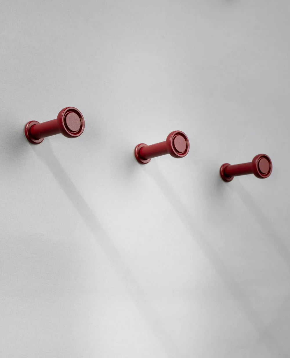 Design-Wandhaken Tiny in Rot – pulverbeschichtetes Metall im 3er-Set für vielseitige Nutzung