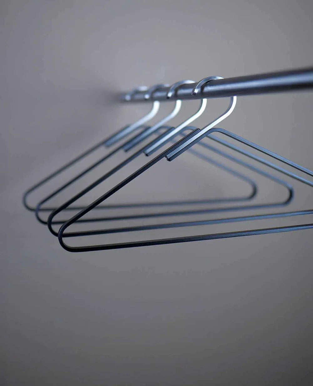 4er-Set schwarze Kleiderbügel Silver Unique – funktional, langlebig und elegant