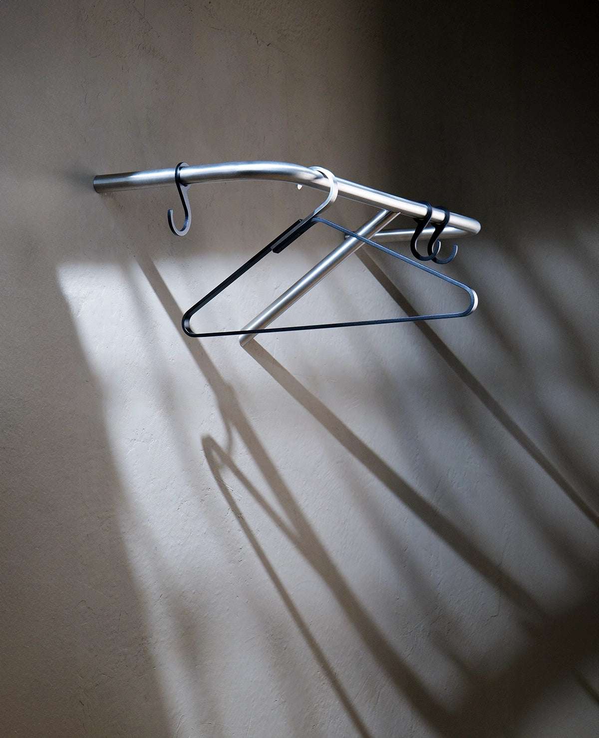 Garderobe RAIL Edelstahl Gebürstet mit Kleiderbügel