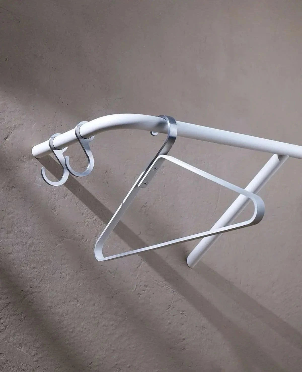 Garderobe Rail Siqual-Design Weiß mit Kleiderbügel
