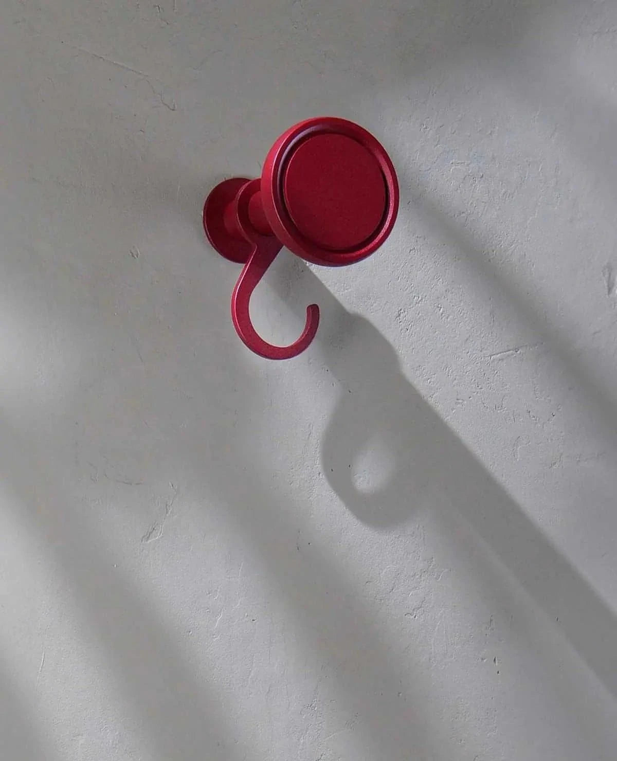 Haken Hanger Siqual-Design mit ein rot wandhaken
