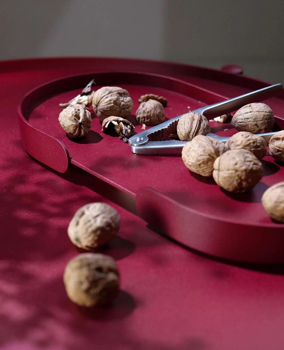 Tablett Butler Siqual-Design Rot mit Walnüsse