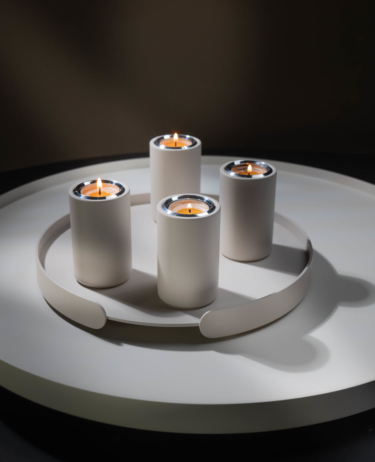 Advents-Set aus Aluminium mit rundem Tablett und Vier 2-in-1 Kerzenhaltern