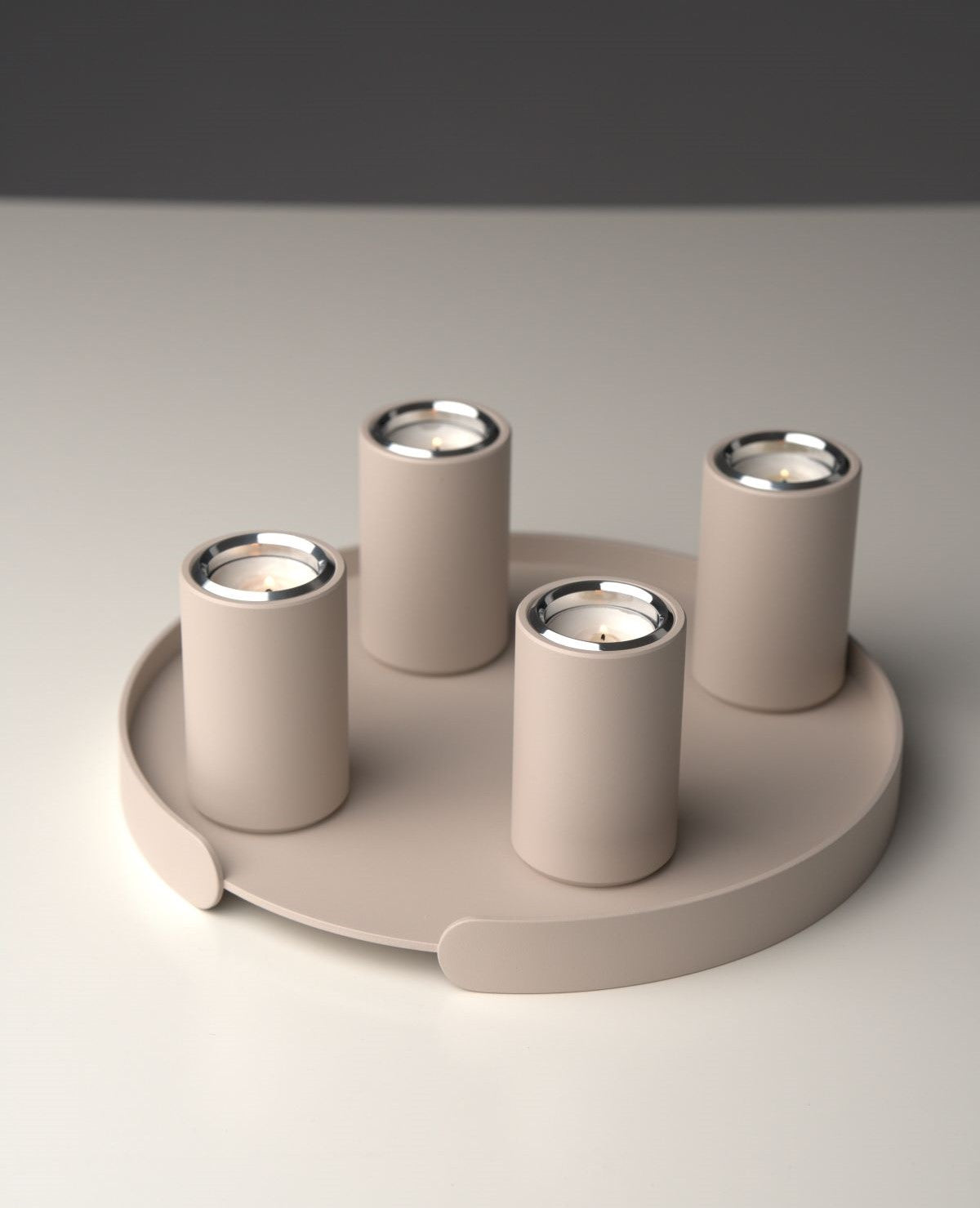 Advents-Set aus Aluminium mit rundem Tablett und Vier 2-in-1 Kerzenhaltern