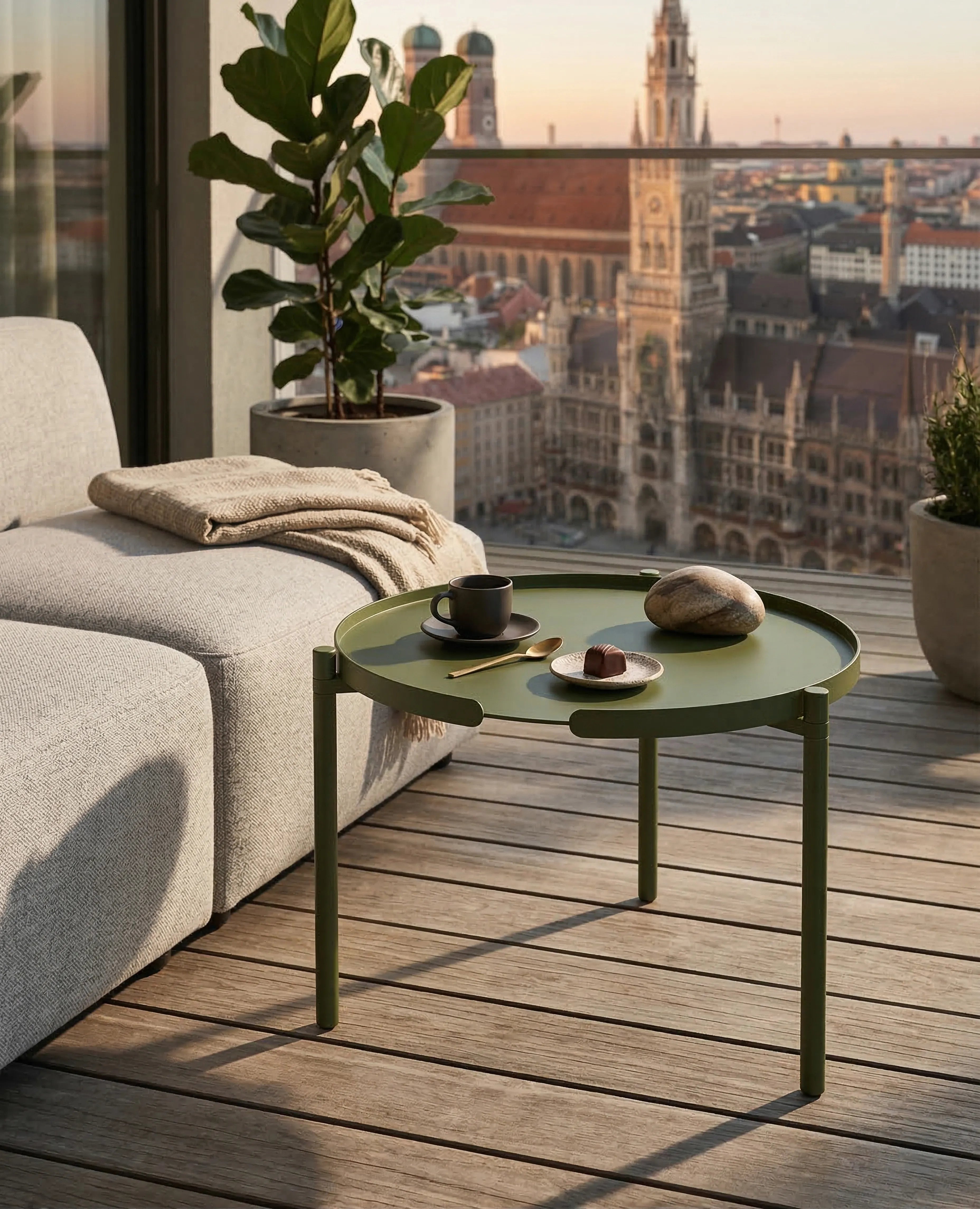 Beistelltisch aus Metall von Siqual Design auf dem Balkon mit Kaffee und Accessoires im Outdoor-Bereich