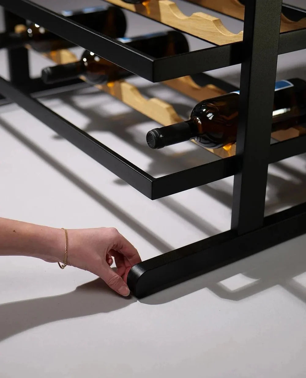 Detailaufnahme des Weinregals Barrique – hochwertige Verarbeitung in Metall