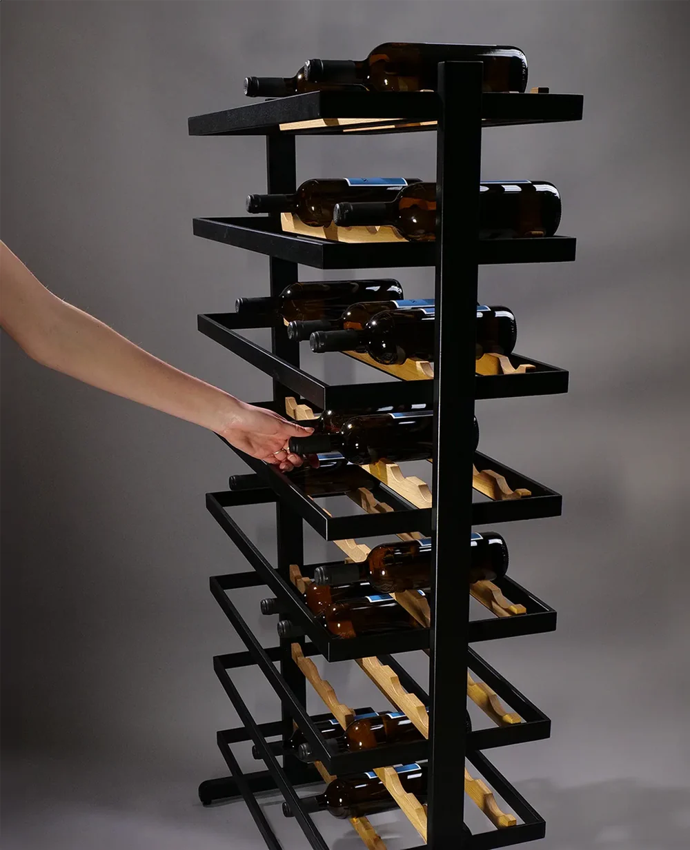 Hohes Metall-Weinregal Barrique im Industrial Style – stilvoll und funktional zugleich