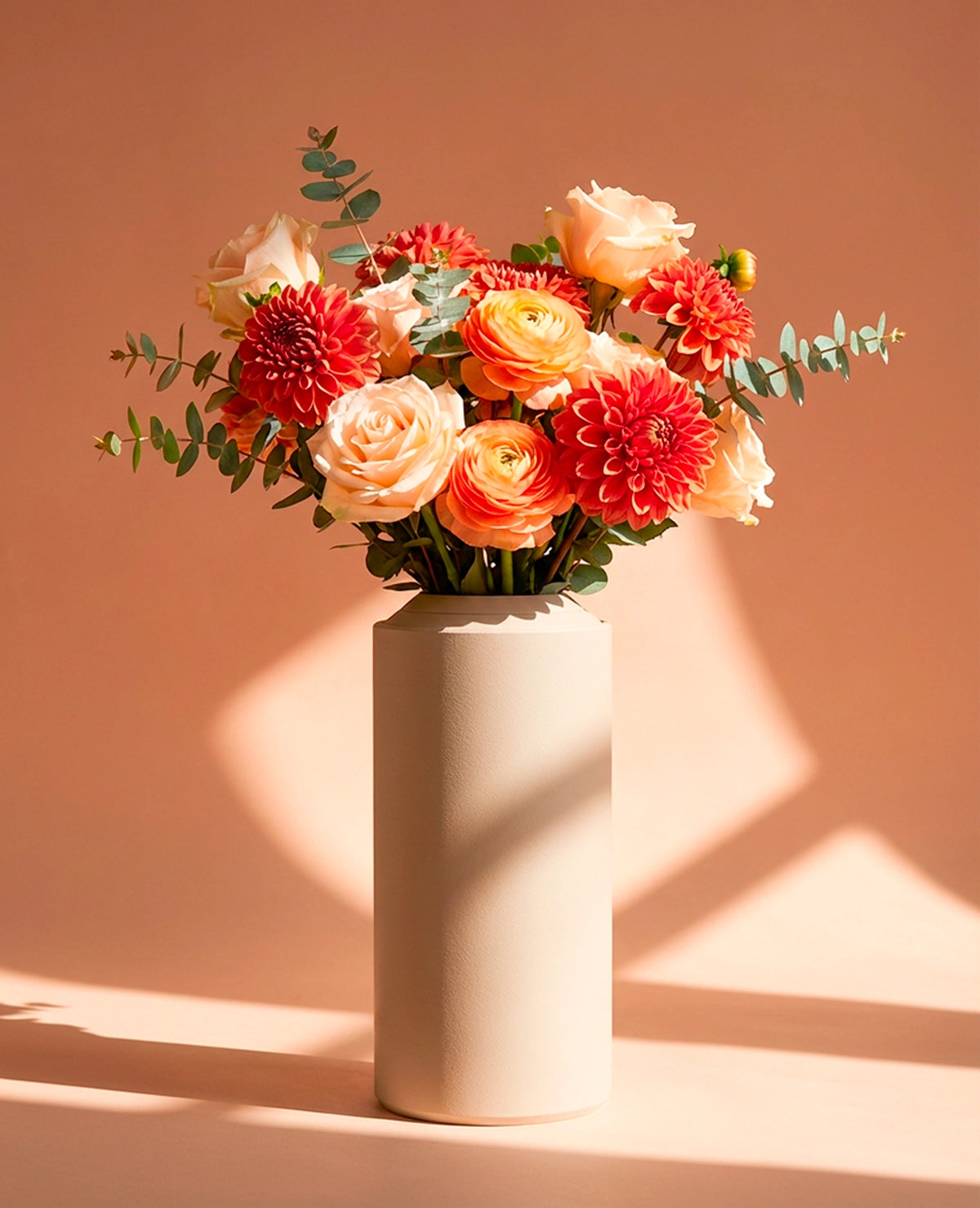 Beigefarbene Metallvase Floare – zeitlose Eleganz von Siqual Design