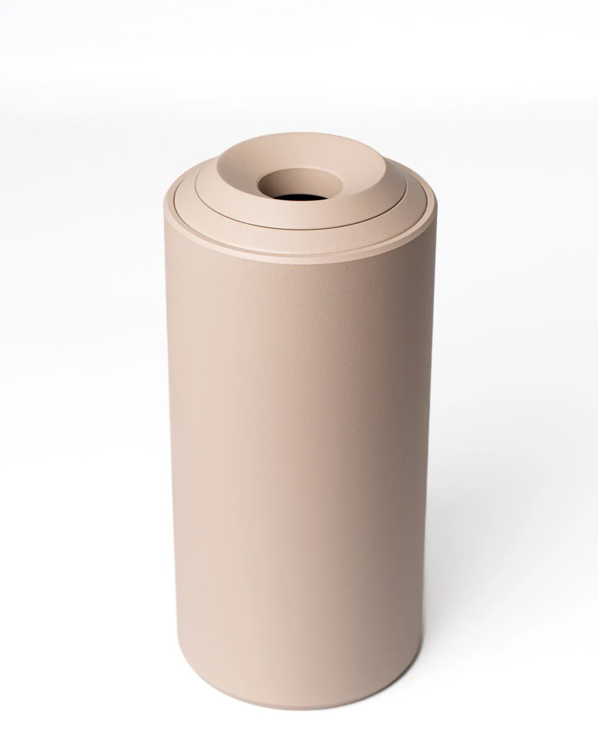 Beigefarbene Metallvase Floare – zeitlose Eleganz von Siqual Design