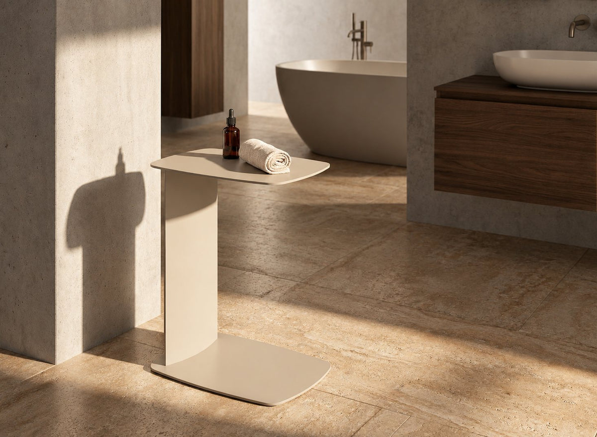 Wetterfester STANDBY Beistelltisch aus Metall in C-Form im Badezimmer.
