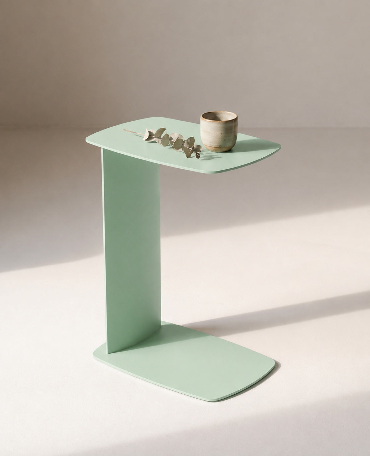 Mintfarbener STANDBY Beistelltisch aus Metall von Siqual Design als leichte Ablage neben Sofa, Sessel oder Balkonstuhl