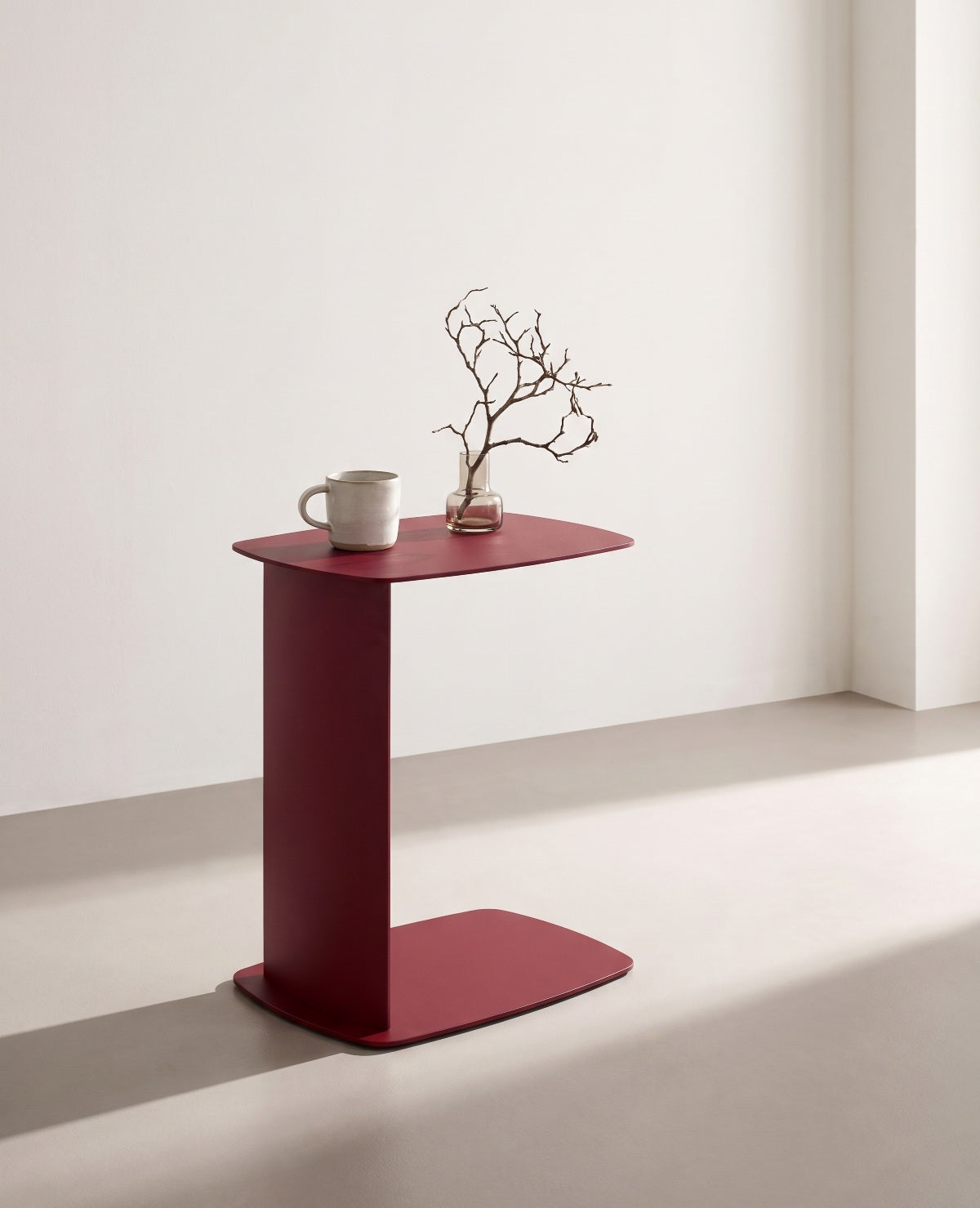 STANBY Beistelltisch in Purpurrot aus Metall von Siqual Design in C-Form mit Vase und moderner Wohnraumwirkung