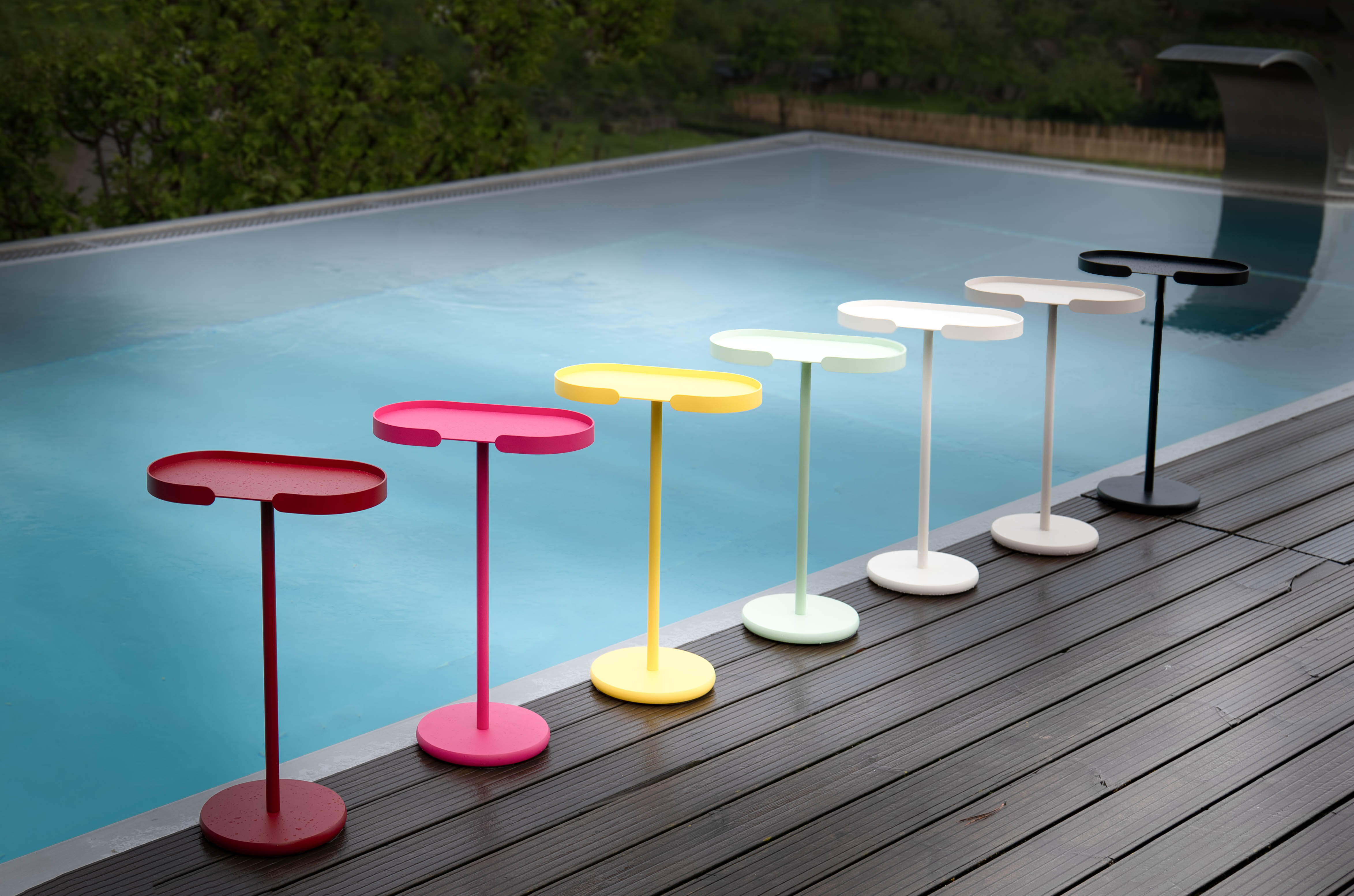 Moderner Garten mit Beistelltischen aus Metall von Siqual Design auf der Terrasse