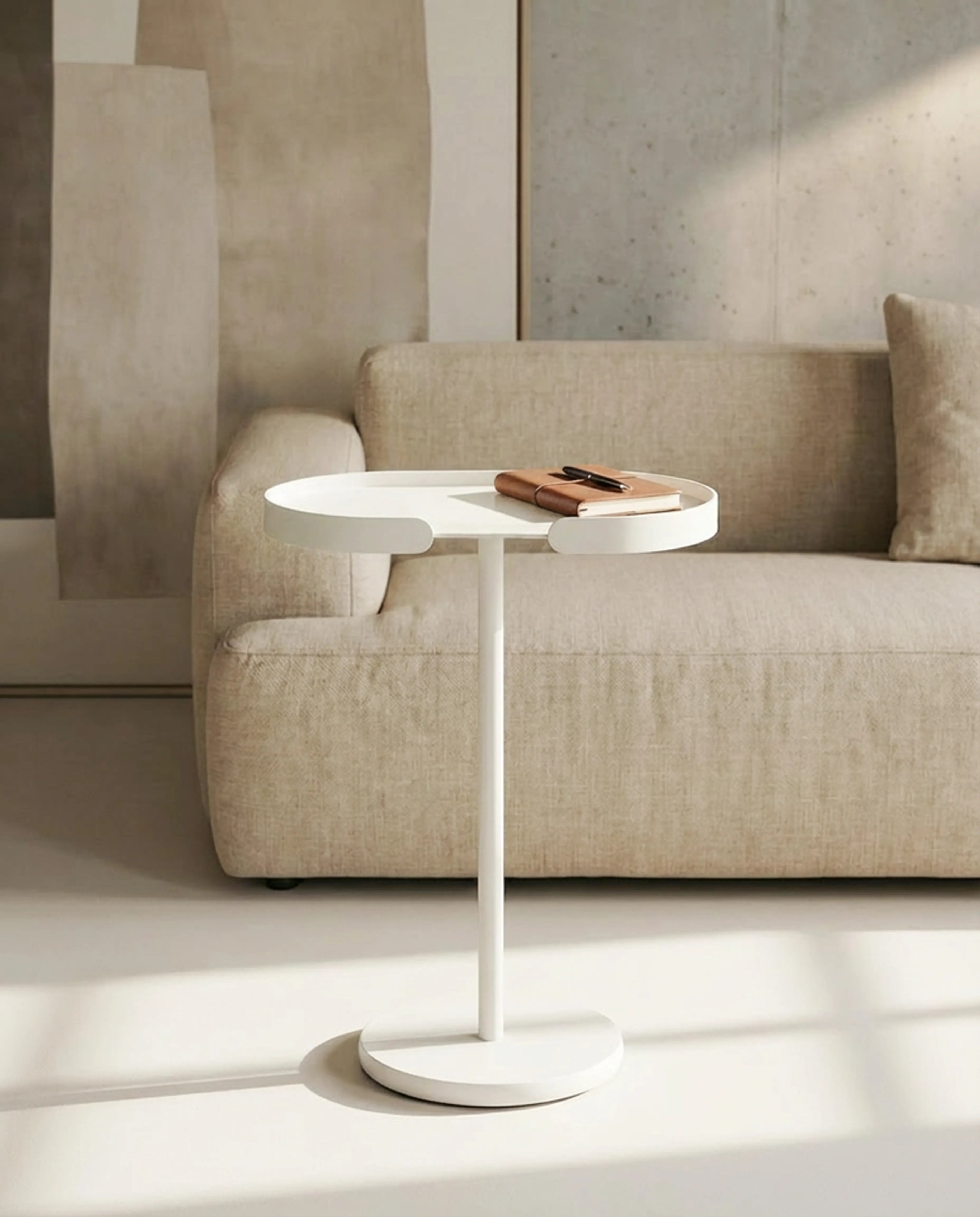 Beistelltisch STAN aus Aluminium von Siqual Design in Weiß vor Sofa im Wohnzimmer
