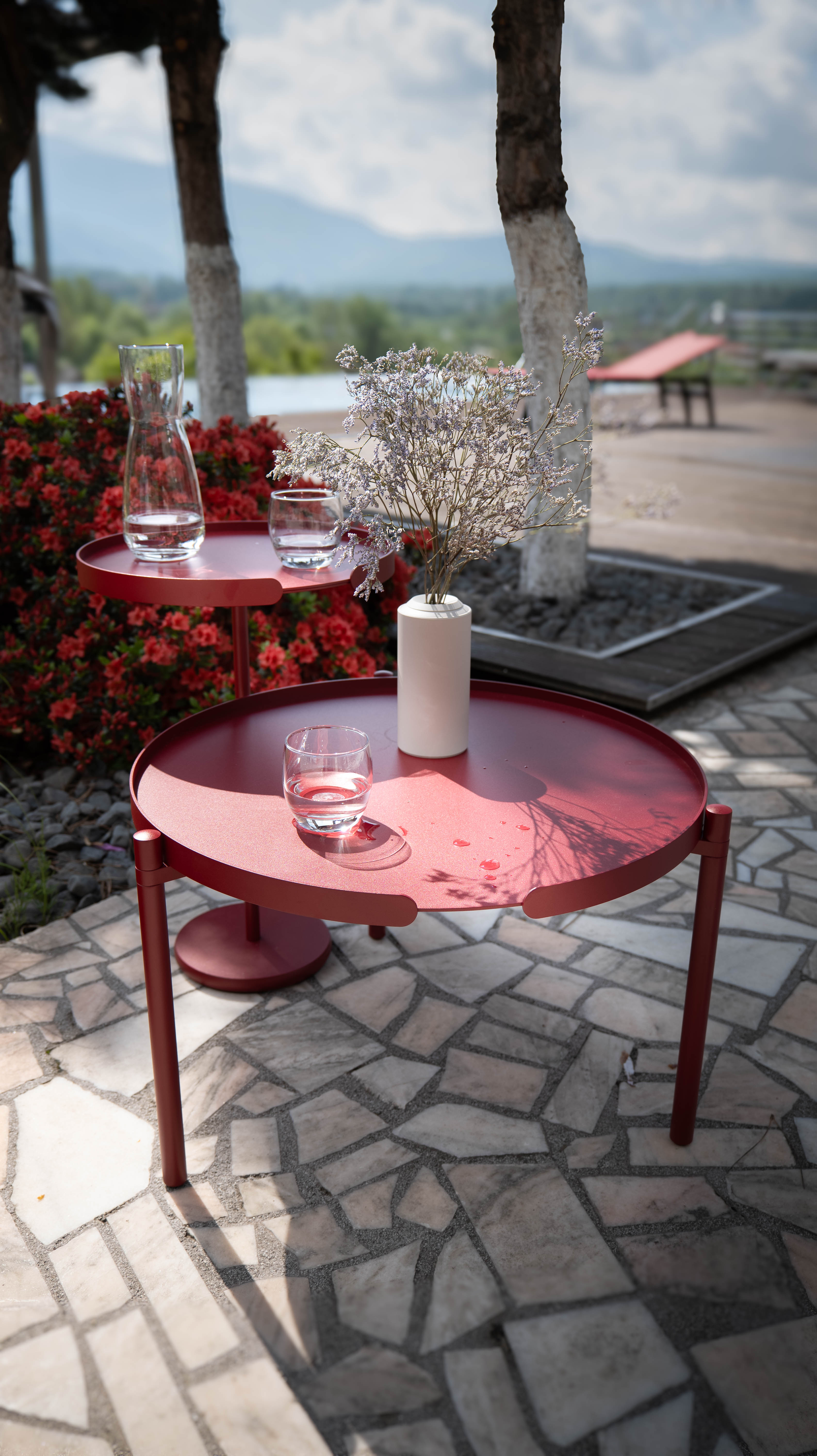 Minimalistische Metall Beistelltische von Siqual Design auf Terrasse im Outdoor-Bereich