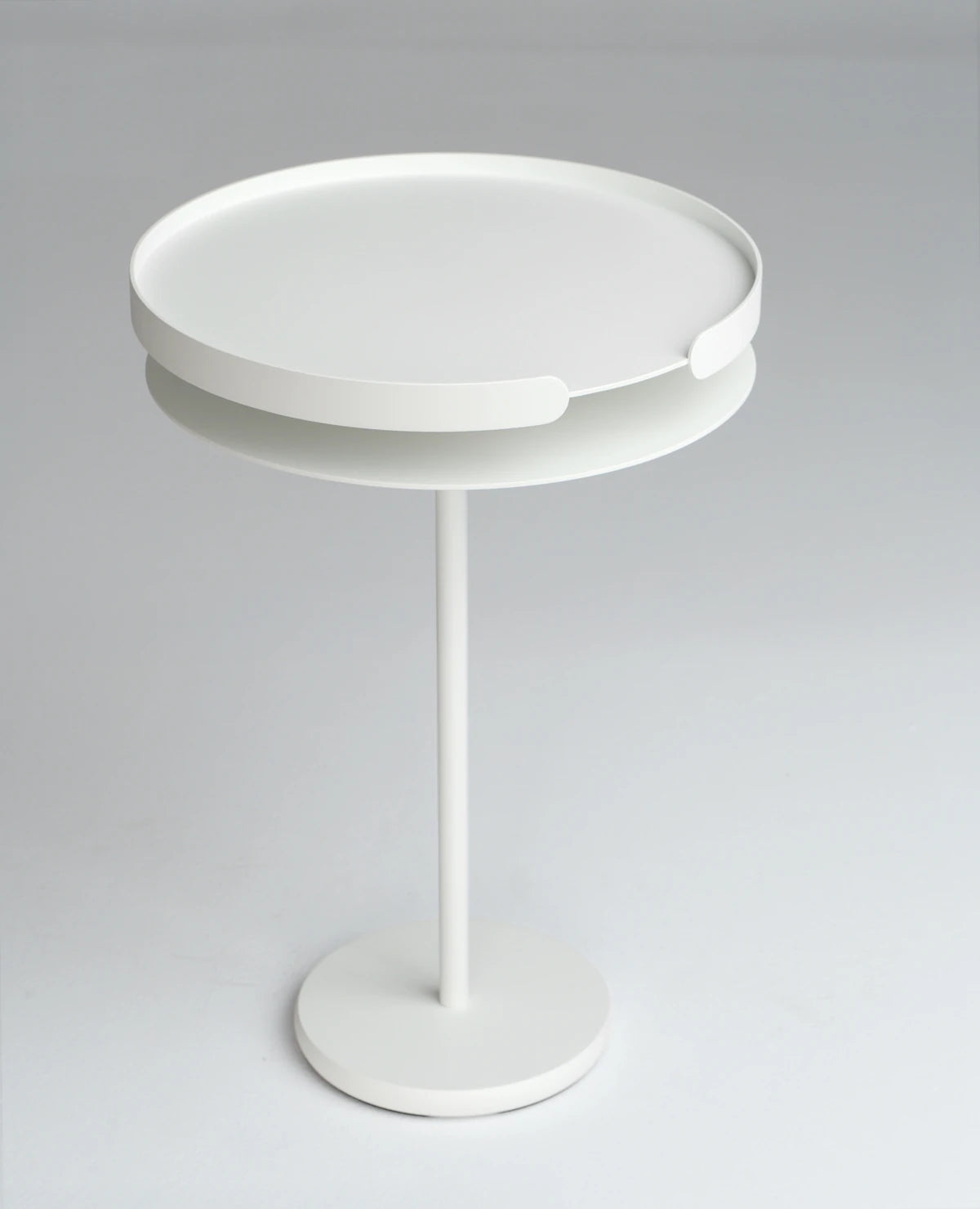 Großer weißer Metall-Beistelltisch mit rundem Tischblatt und schlankem Fuß
