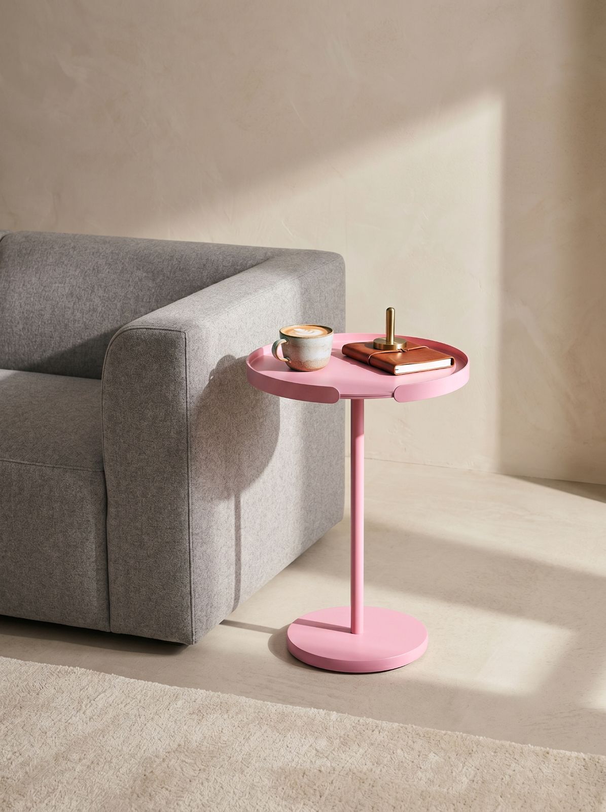 OLLIE Beistelltisch aus Metall in Flamingo Rosa mit abnehmbarem Tablett im Wohnzimmer neben dem Sofa