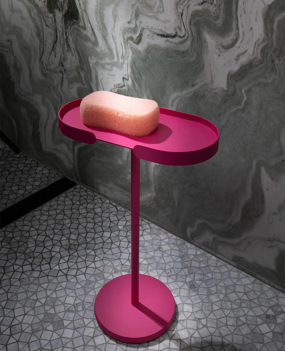 Pinker Stan Beistelltisch in der Dusche – ideal für Pflegeprodukte