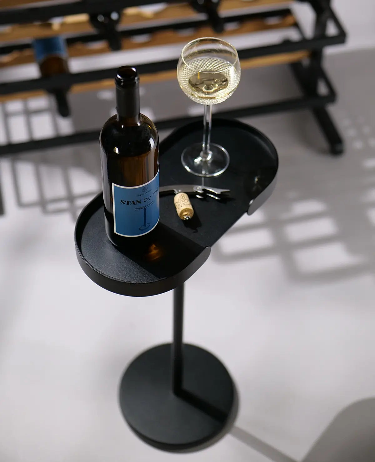 Draufsicht auf den schwarzen Beistelltisch Stan – abgerundete Tischfläche aus wetterfestem Metall