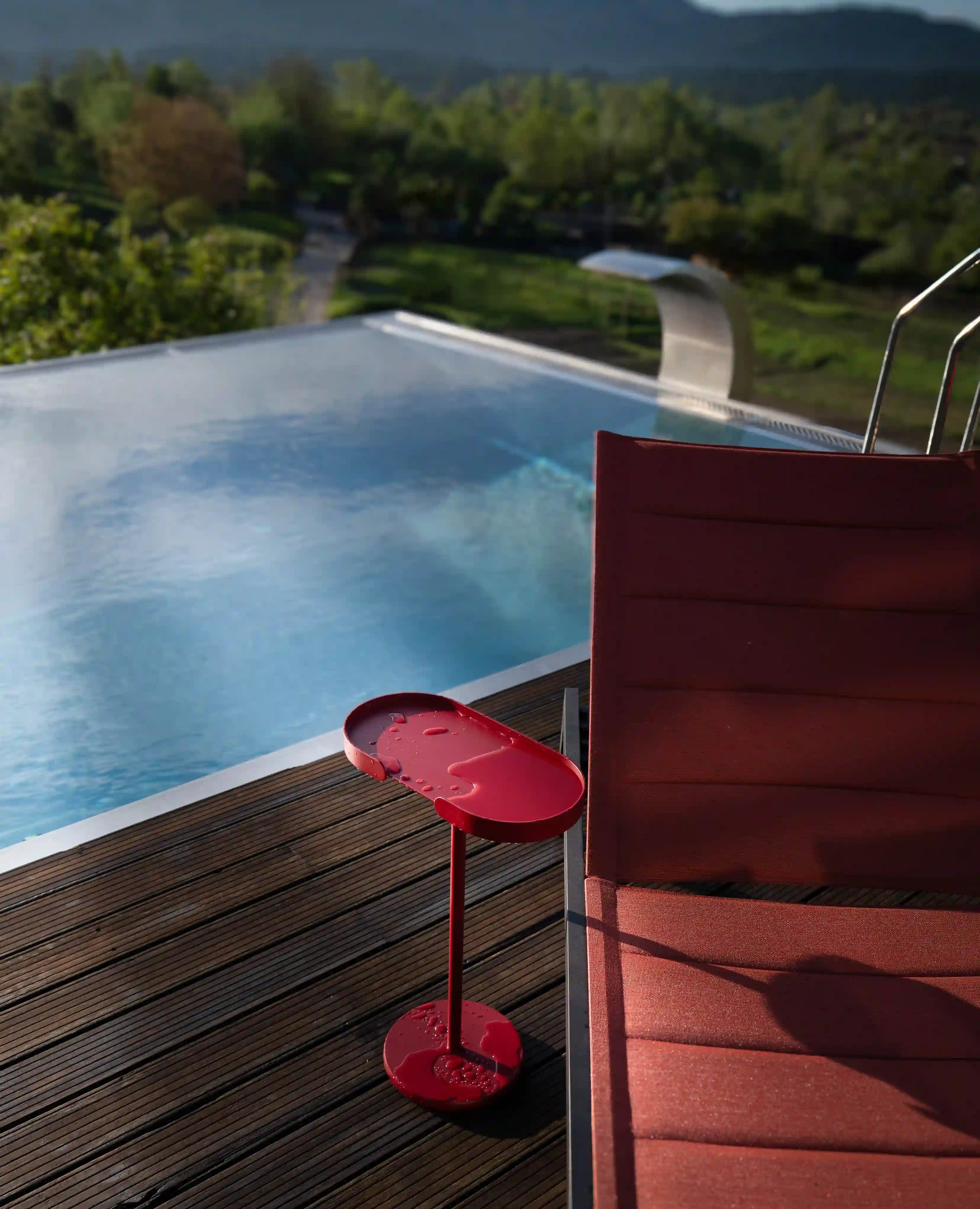 Beistelltisch Stan in Rot als stilvolle Ablage am Pool