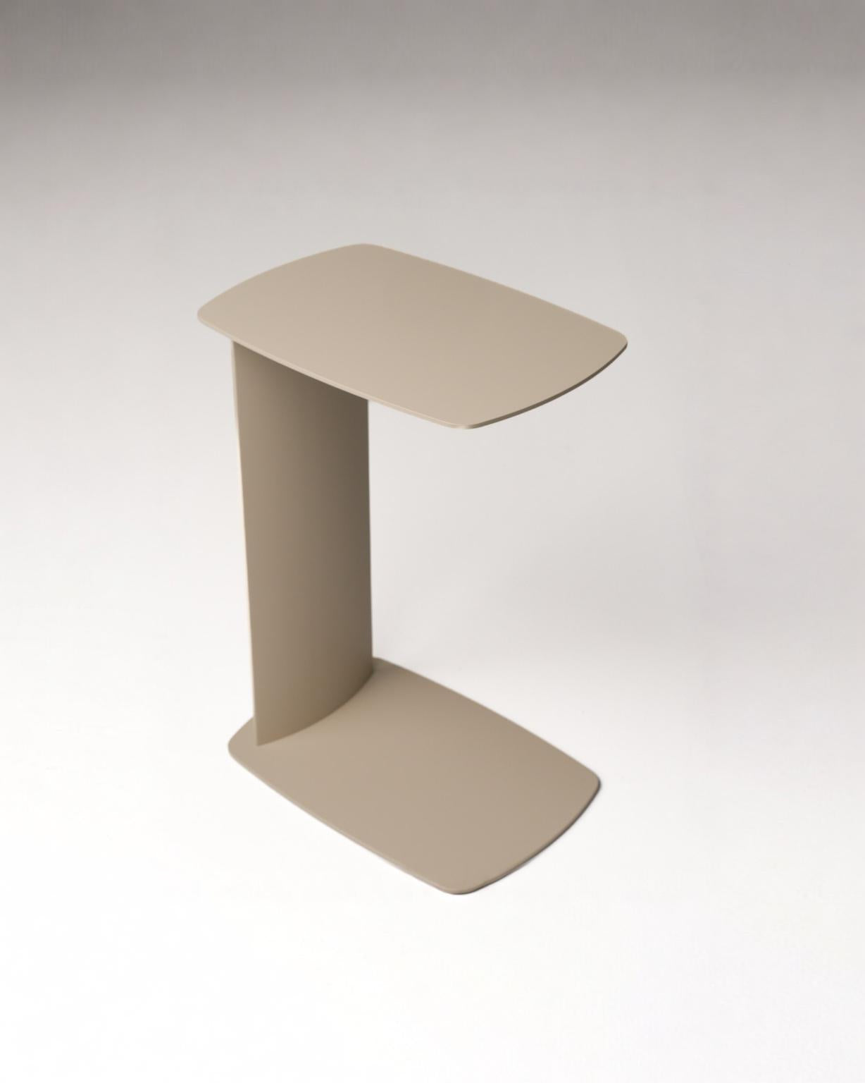 C-förmiger Beistelltisch STANDBY aus Aluminium von Siqual Design in Beige