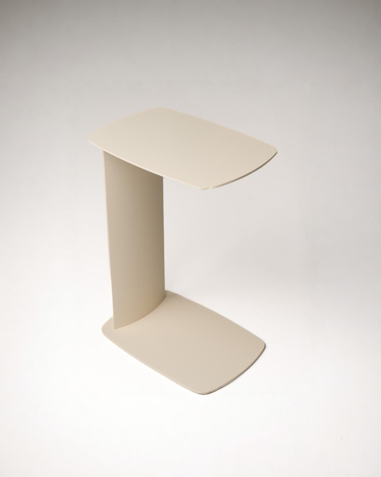 C-förmiger Beistelltisch STANDBY aus Aluminium von Siqual Design in Cremeweiß