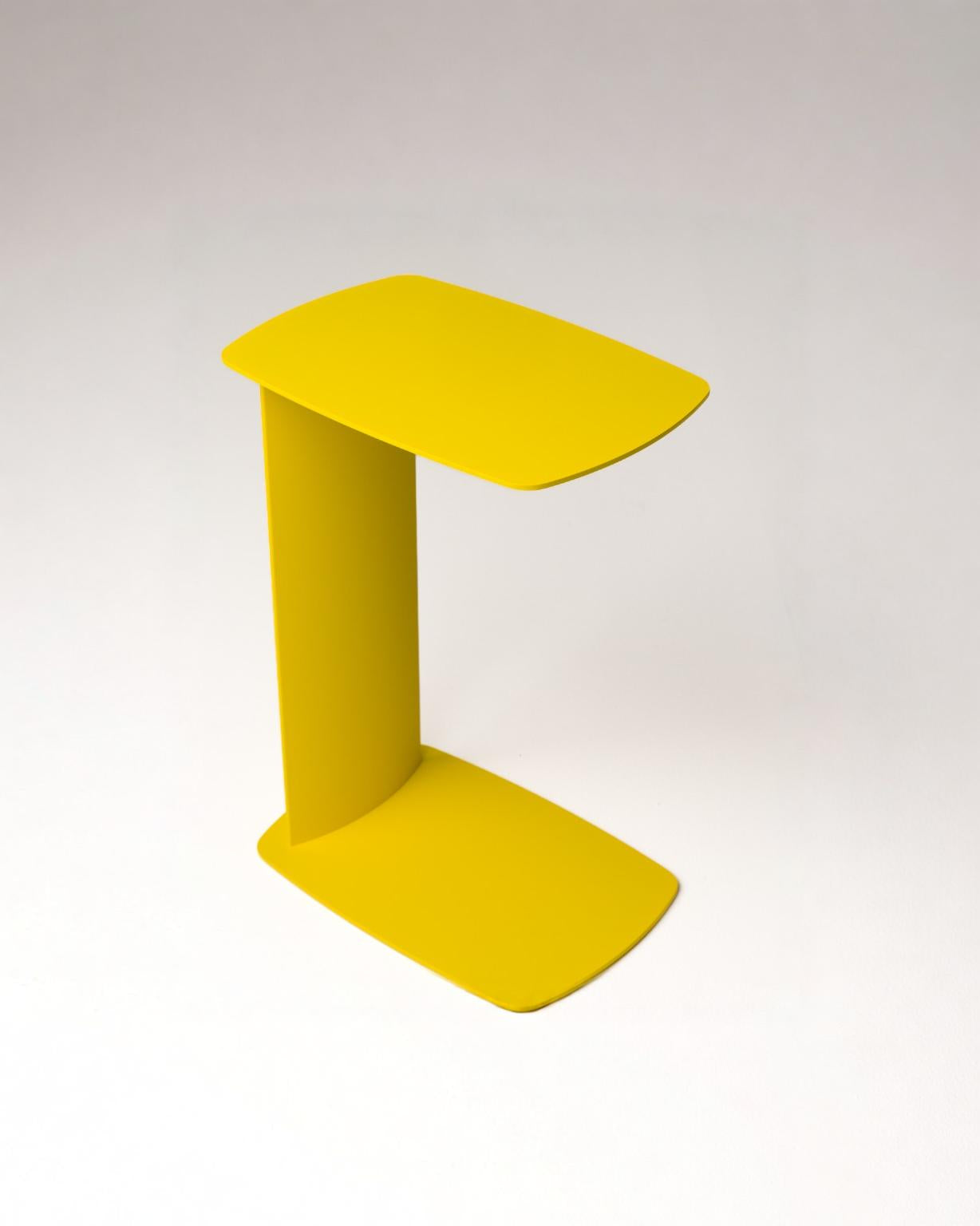 C-förmiger Beistelltisch STANDBY aus Aluminium von Siqual Design in Gelb