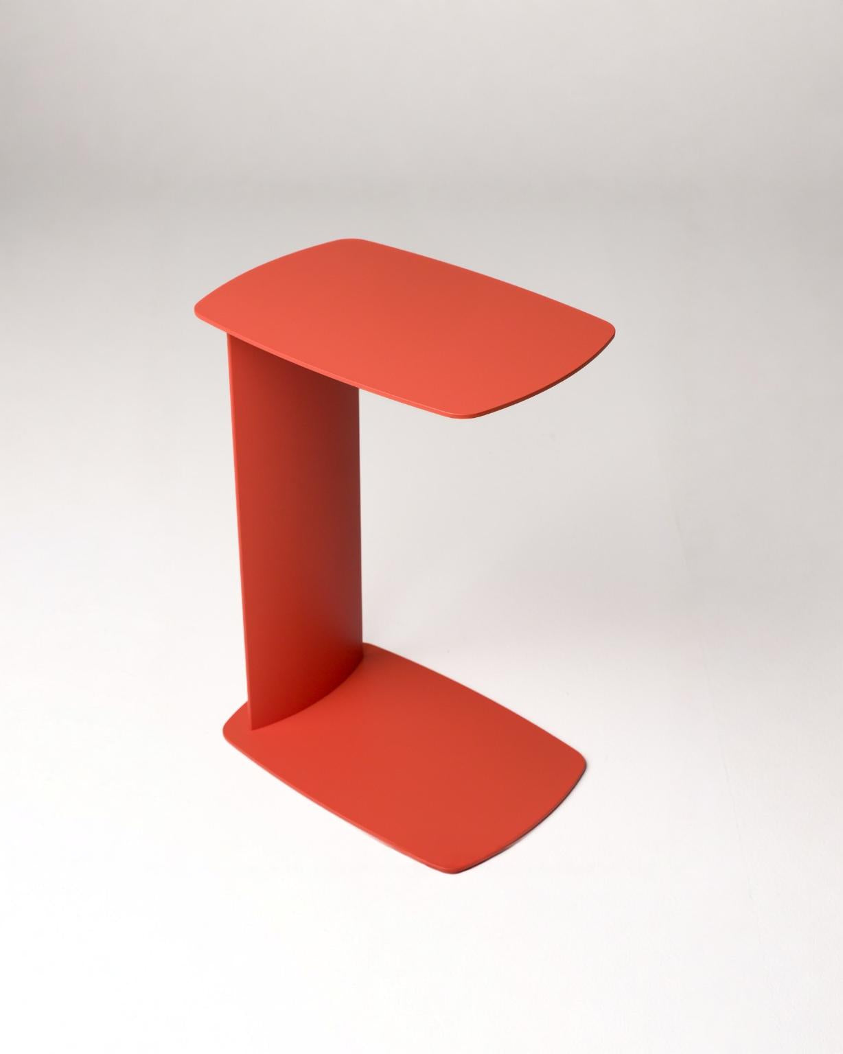 C-förmiger Beistelltisch STANDBY aus Aluminium von Siqual Design in Lachsorange