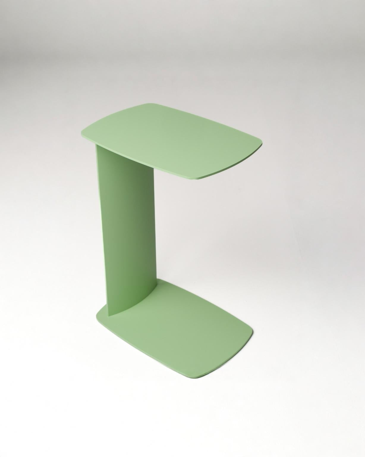 STANDBY – Beistelltisch aus Aluminium in C-Form, wetterfest für innen und außen