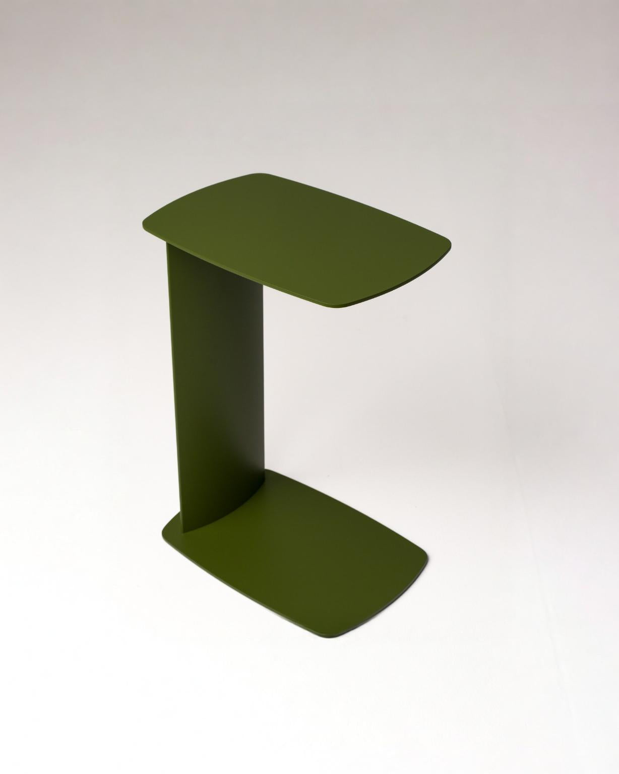 STANDBY – Beistelltisch aus Aluminium in C-Form, wetterfest für innen und außen