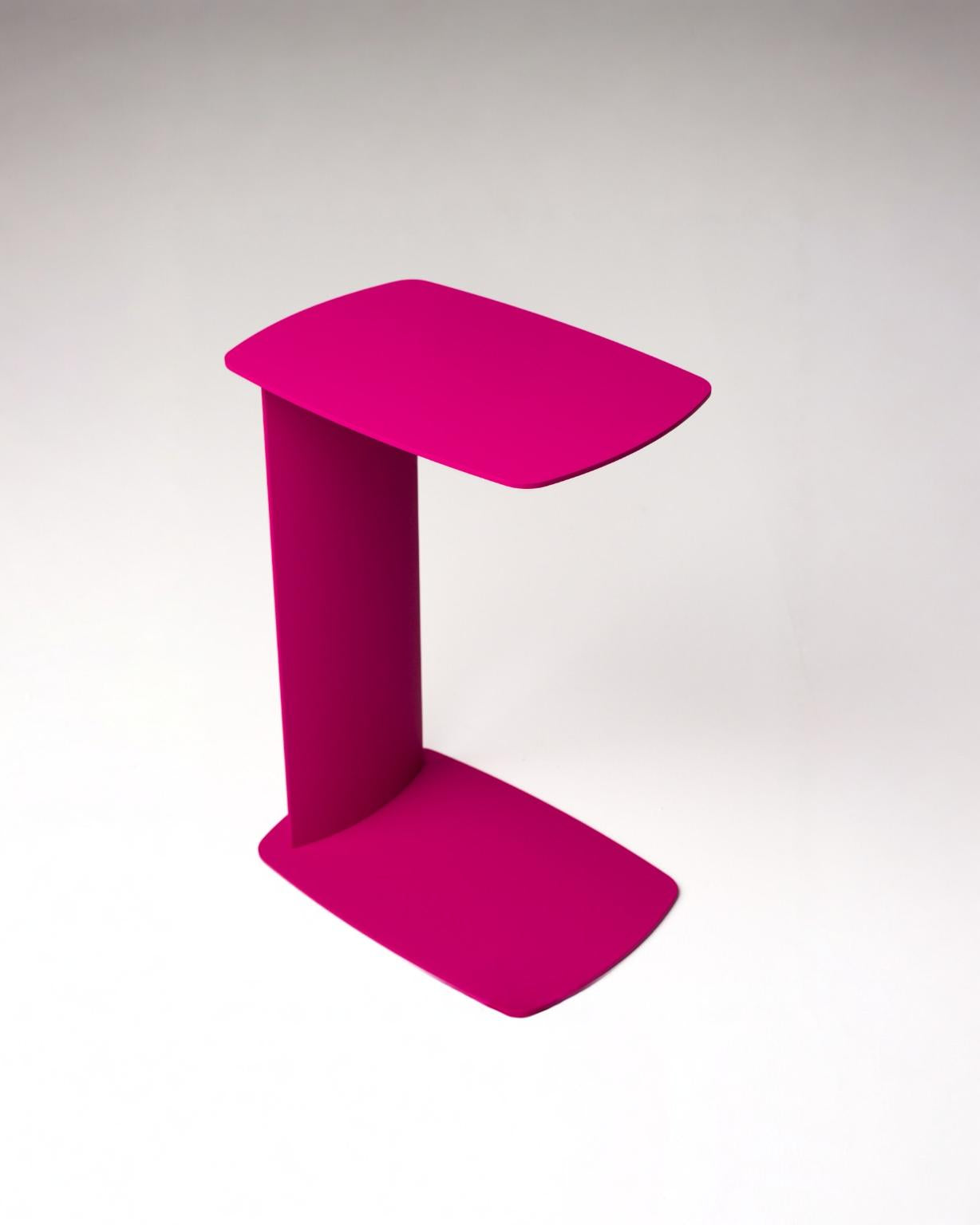 C-förmiger Beistelltisch STANDBY aus Aluminium von Siqual Design in Pink