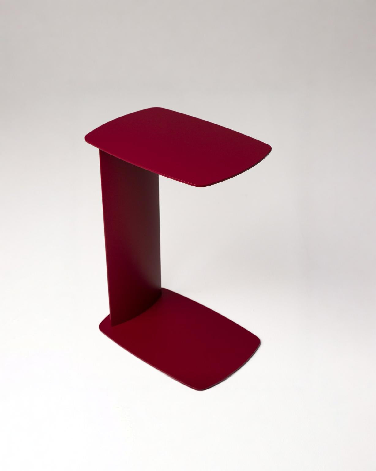 C-förmiger Beistelltisch STANDBY aus Aluminium von Siqual Design in Purpurrot