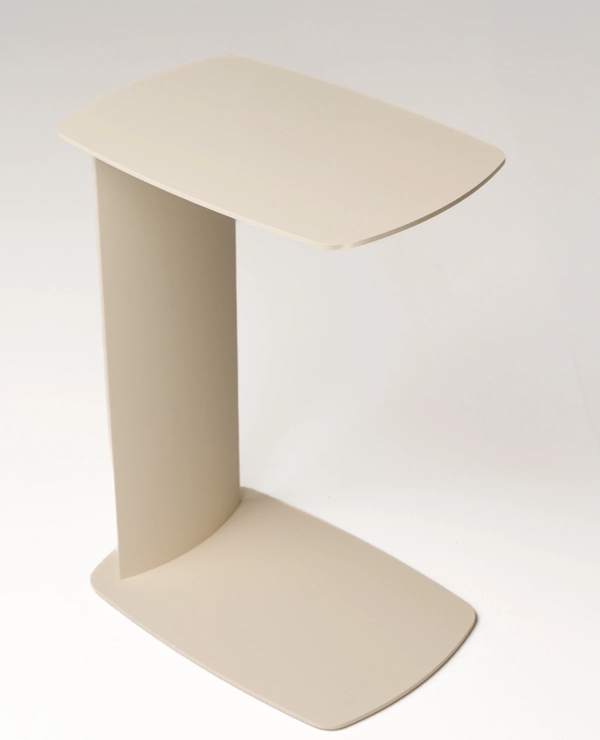 STANDBY – Beistelltisch aus Aluminium in C-Form, wetterfest für innen und außen