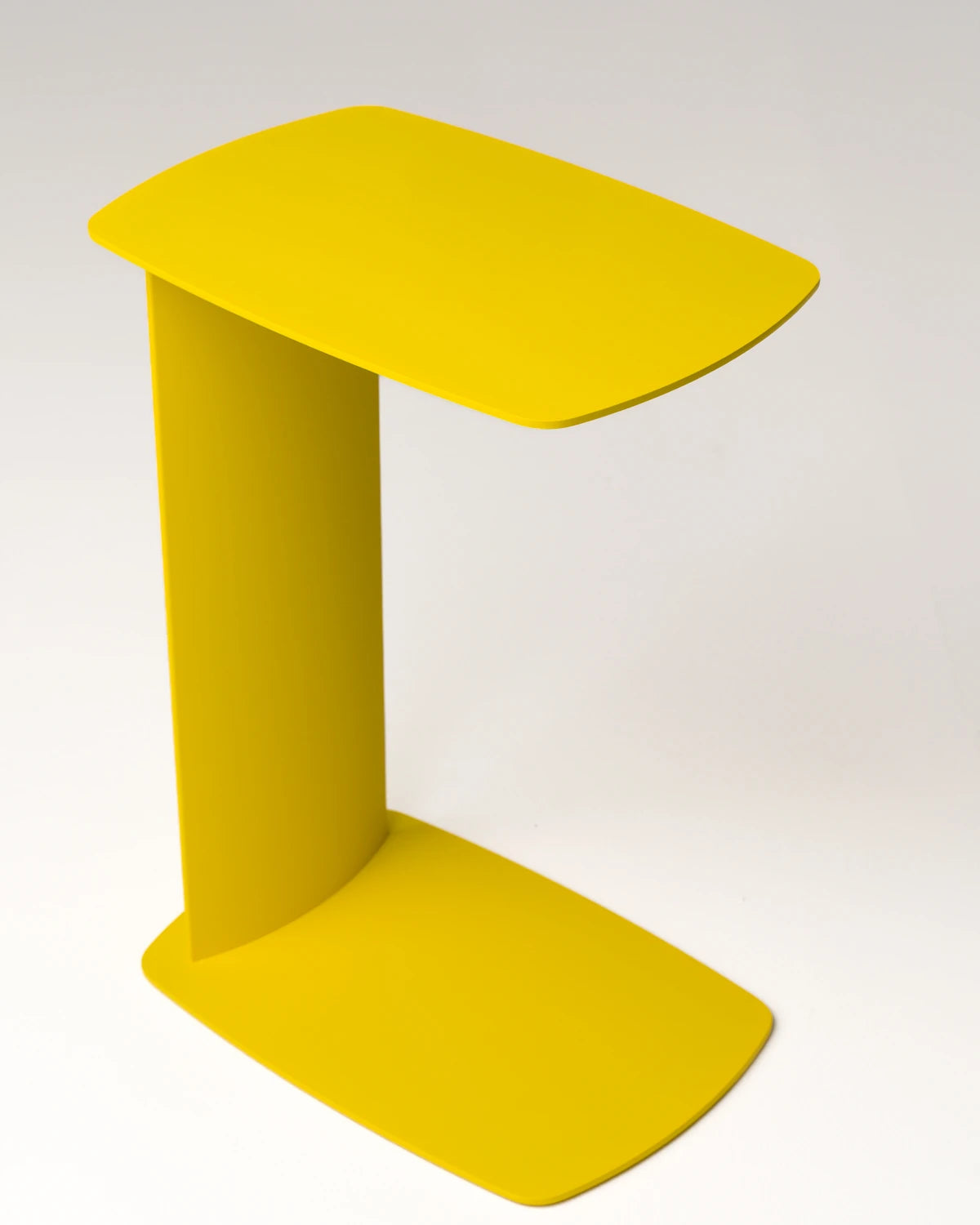 STANDBY – Beistelltisch aus Aluminium in C-Form, wetterfest für innen und außen