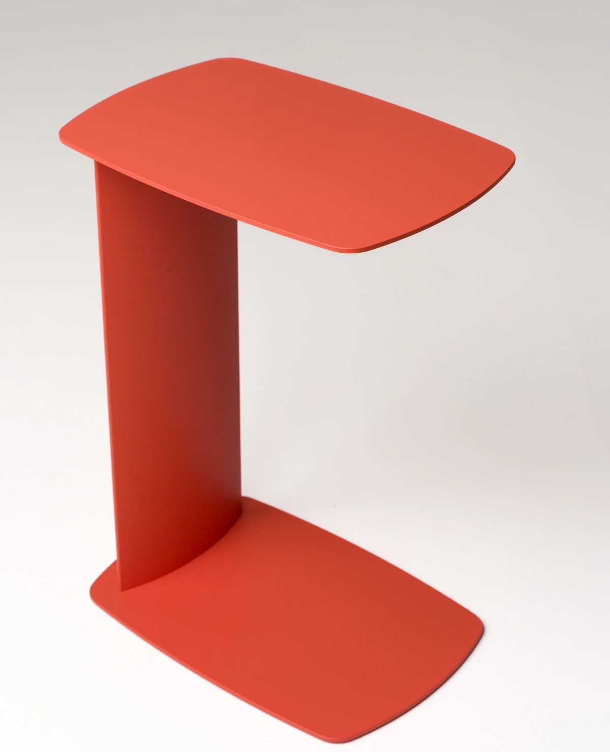 STANDBY – Beistelltisch aus Aluminium in C-Form, wetterfest für innen und außen