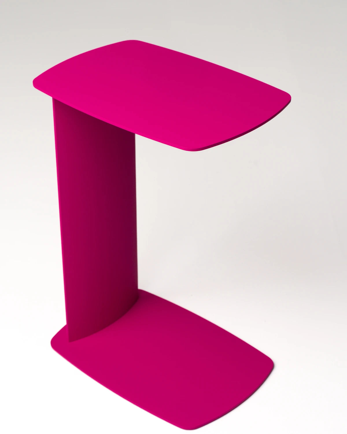 STANDBY – Beistelltisch aus Aluminium in C-Form, wetterfest für innen und außen