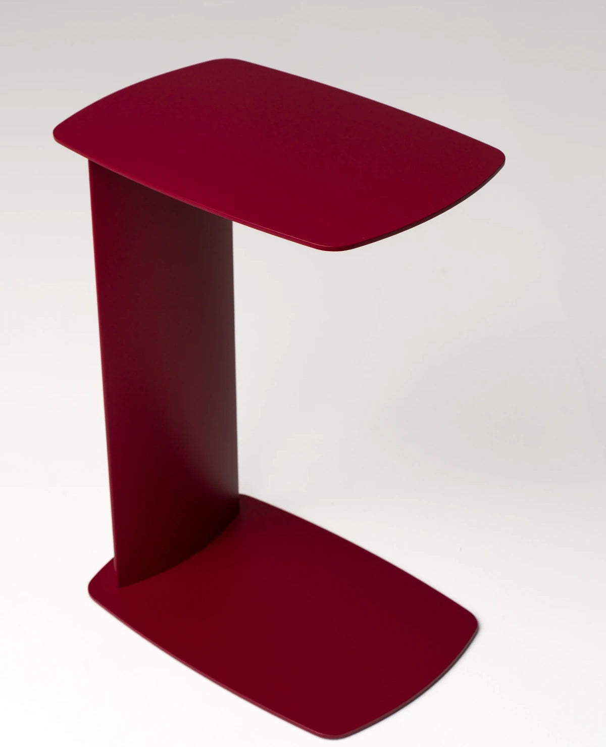 STANDBY – Beistelltisch aus Aluminium in C-Form, wetterfest für innen und außen