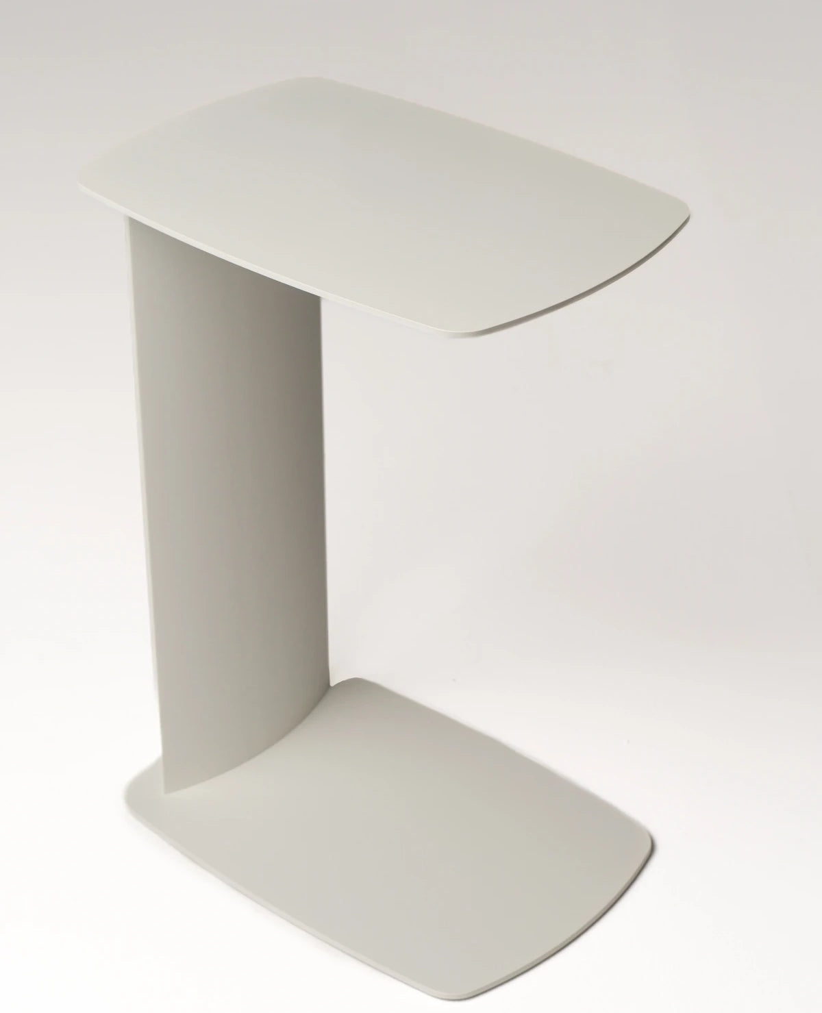 STANDBY – Beistelltisch aus Aluminium in C-Form, wetterfest für innen und außen