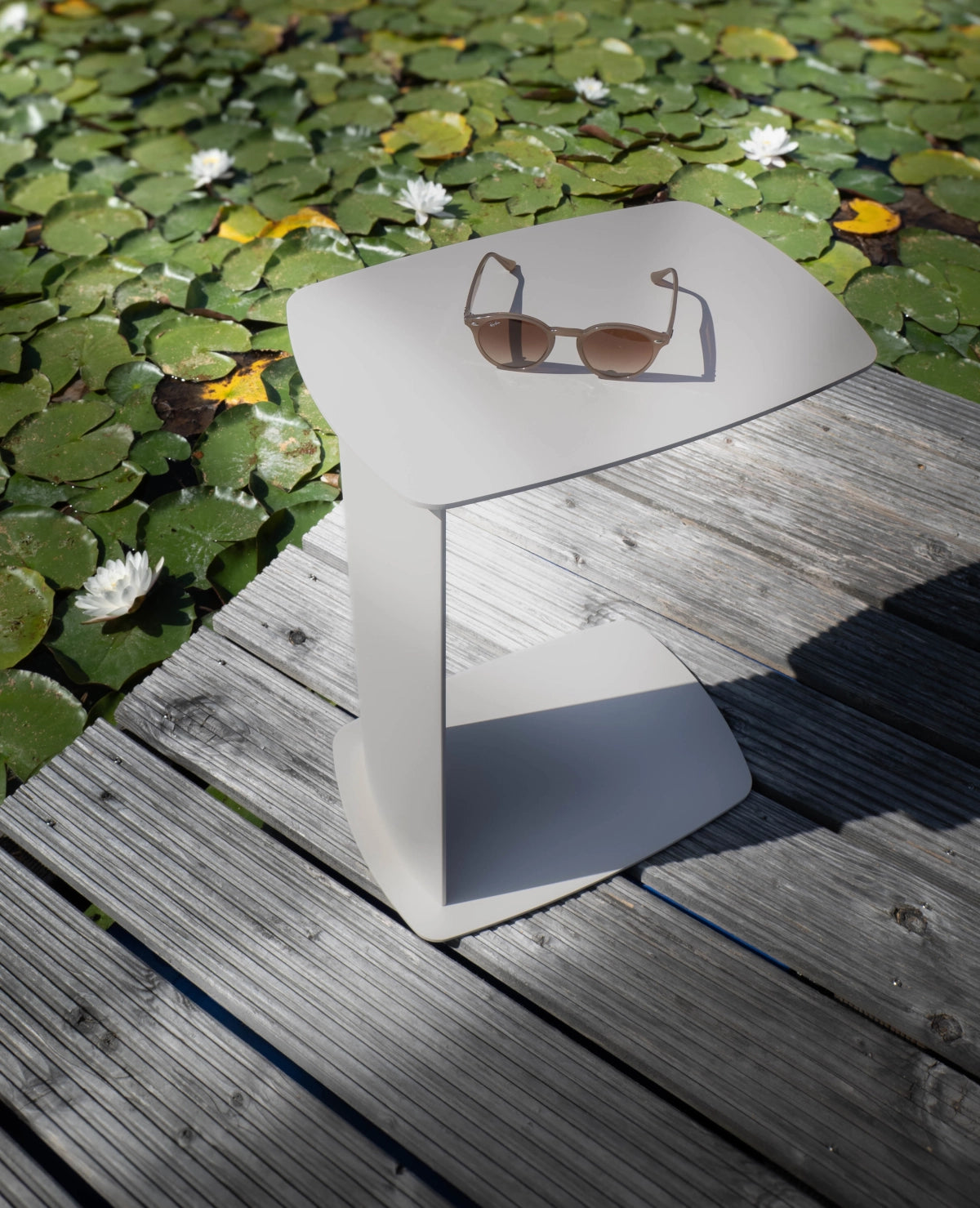 STANDBY – Beistelltisch aus Aluminium in C-Form, wetterfest für innen und außen