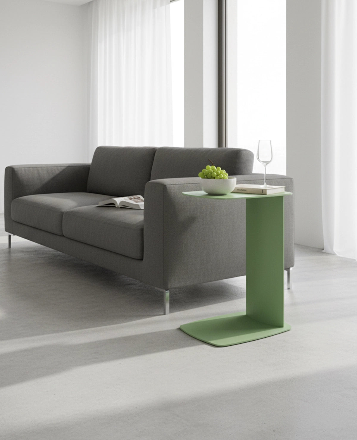 STANDBY – Beistelltisch aus Aluminium in C-Form, wetterfest für innen und außen