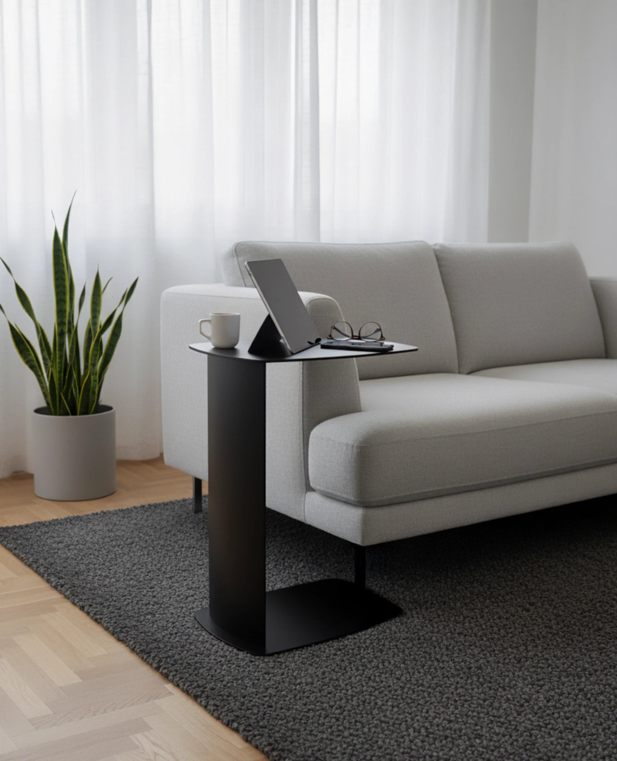 STANDBY – Beistelltisch aus Aluminium in C-Form, wetterfest für innen und außen