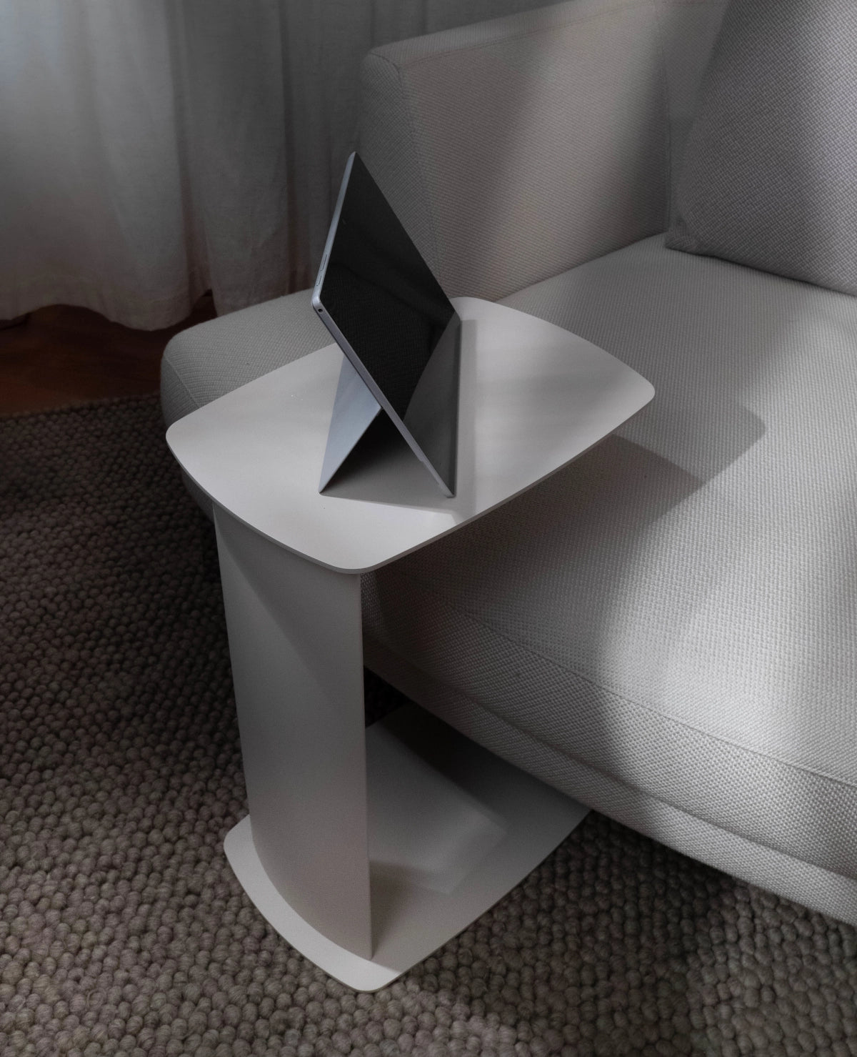 STANDBY – Beistelltisch aus Aluminium in C-Form, wetterfest für innen und außen