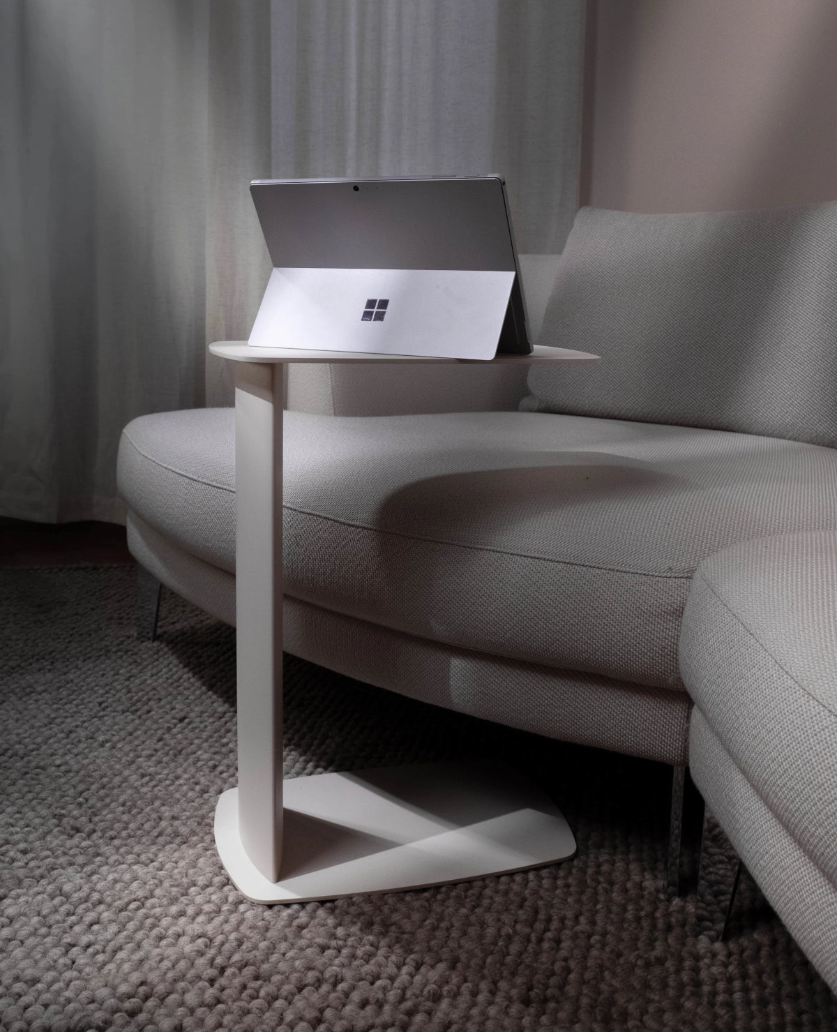 STANDBY – Beistelltisch aus Aluminium in C-Form, wetterfest für innen und außen