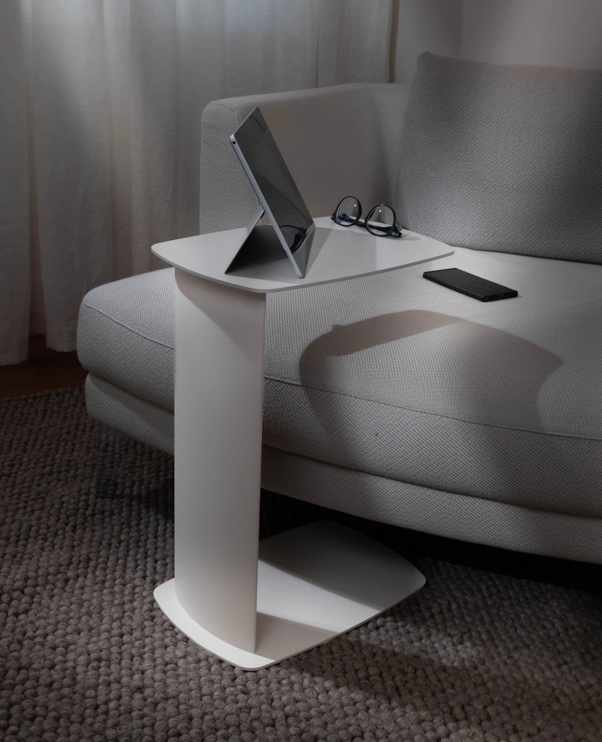 STANDBY – Beistelltisch aus Aluminium in C-Form, wetterfest für innen und außen