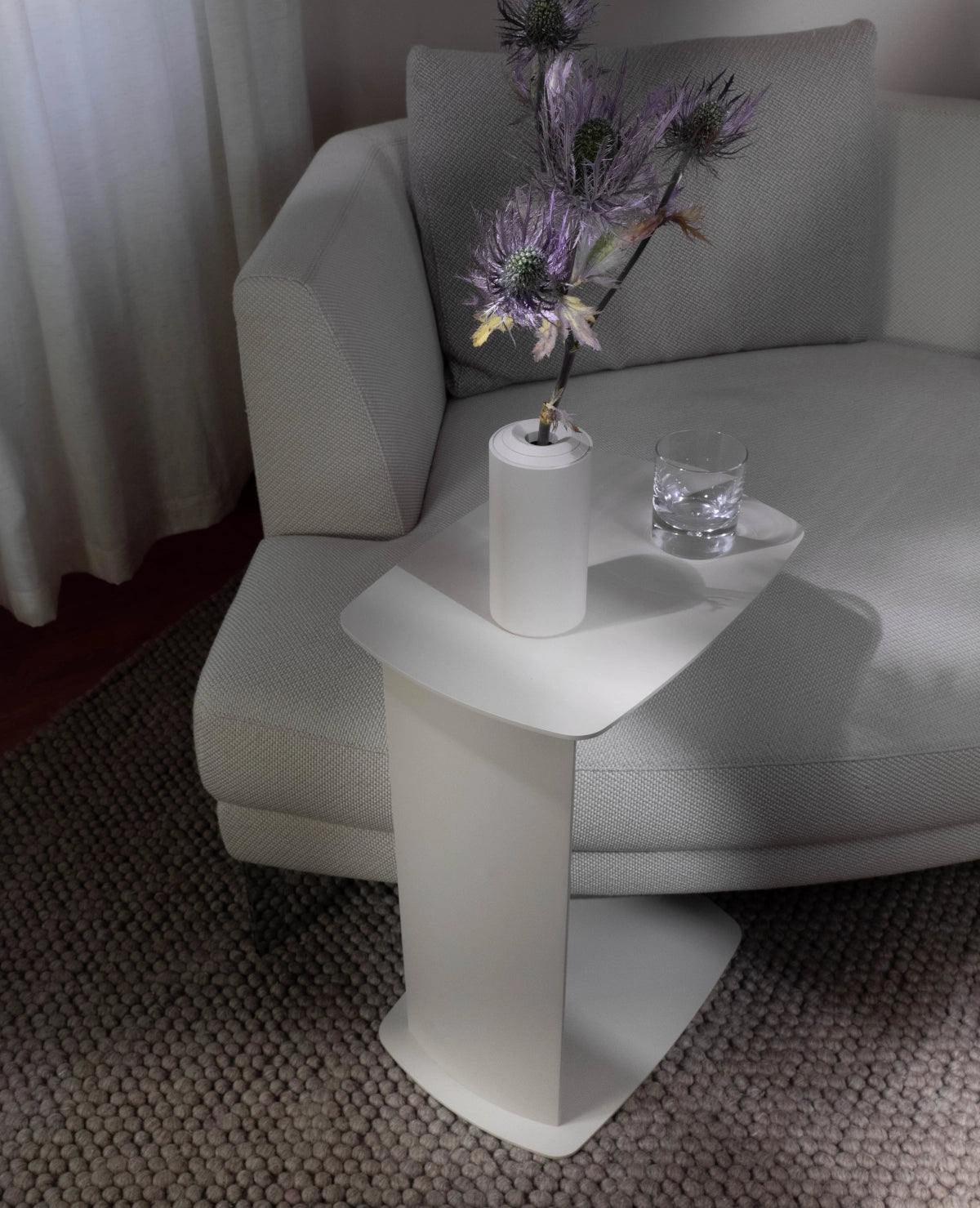 STANDBY – Beistelltisch aus Aluminium in C-Form, wetterfest für innen und außen