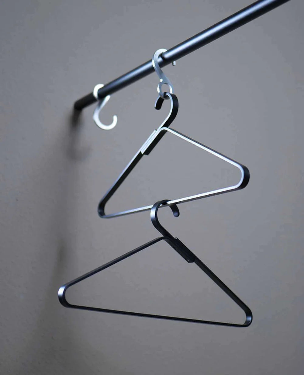 Design-Kleiderbügel Unique in Schwarz – schlichte Eleganz für Garderoben und Kleiderschränke