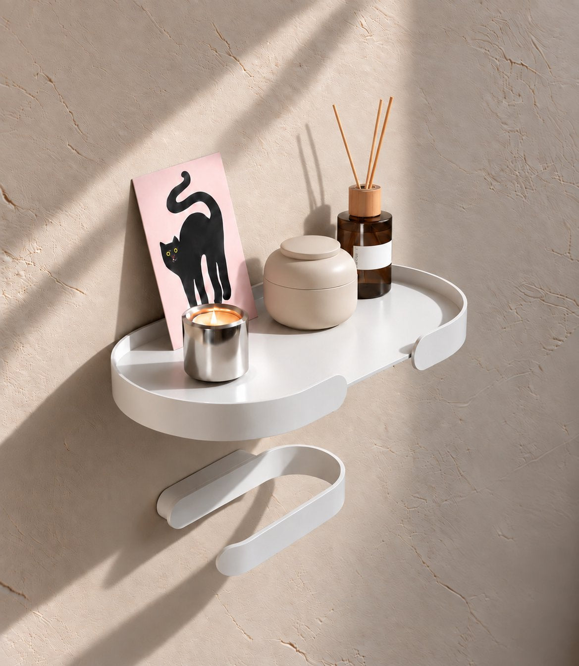 Wandregal aus Metall BUTLER Shelf von Siqual Design in Weiß im WC mit Toilettenpapierhalter darunter und schwebender Optik