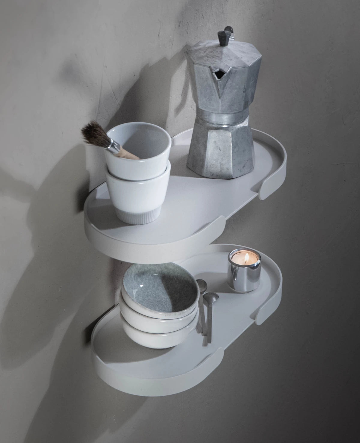 Zwei Butler Shelf Wandregale untereinander, weißes pulverbeschichtetes Metall, dekoriert mit Schüsseln und Barrista Accessoires, schwebende Optik